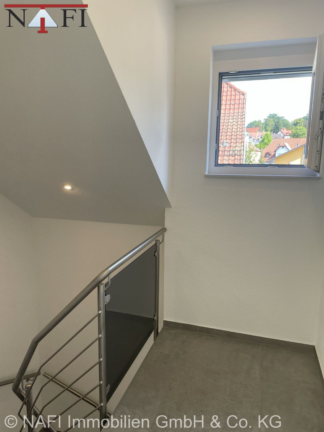 **4-Zimmer-Dachgeschosswohnung im Neubau – Modernes Wohnen in Lorch** - Treppe (24931)