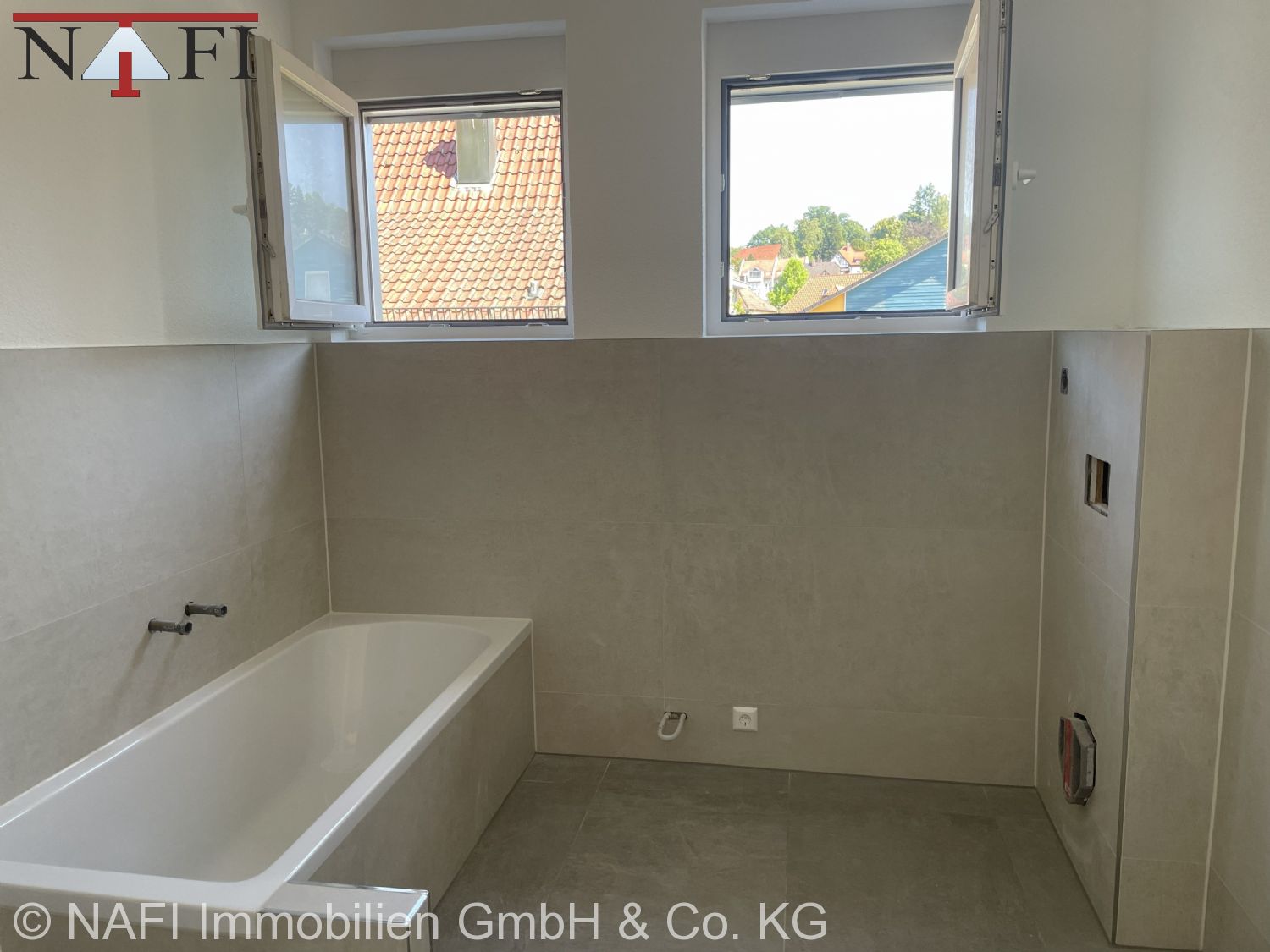 **4-Zimmer-Dachgeschosswohnung im Neubau – Modernes Wohnen in Lorch** - Bad mit Wanne/Dusche/WC (24936)