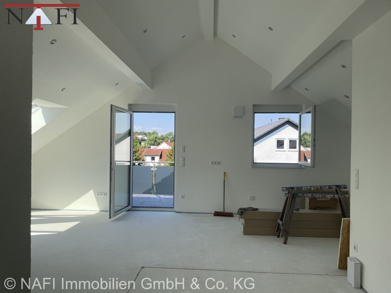 **4-Zimmer-Dachgeschosswohnung im Neubau – Modernes Wohnen in Lorch** - Wohn/Essbereich mit Balkon (24934)
