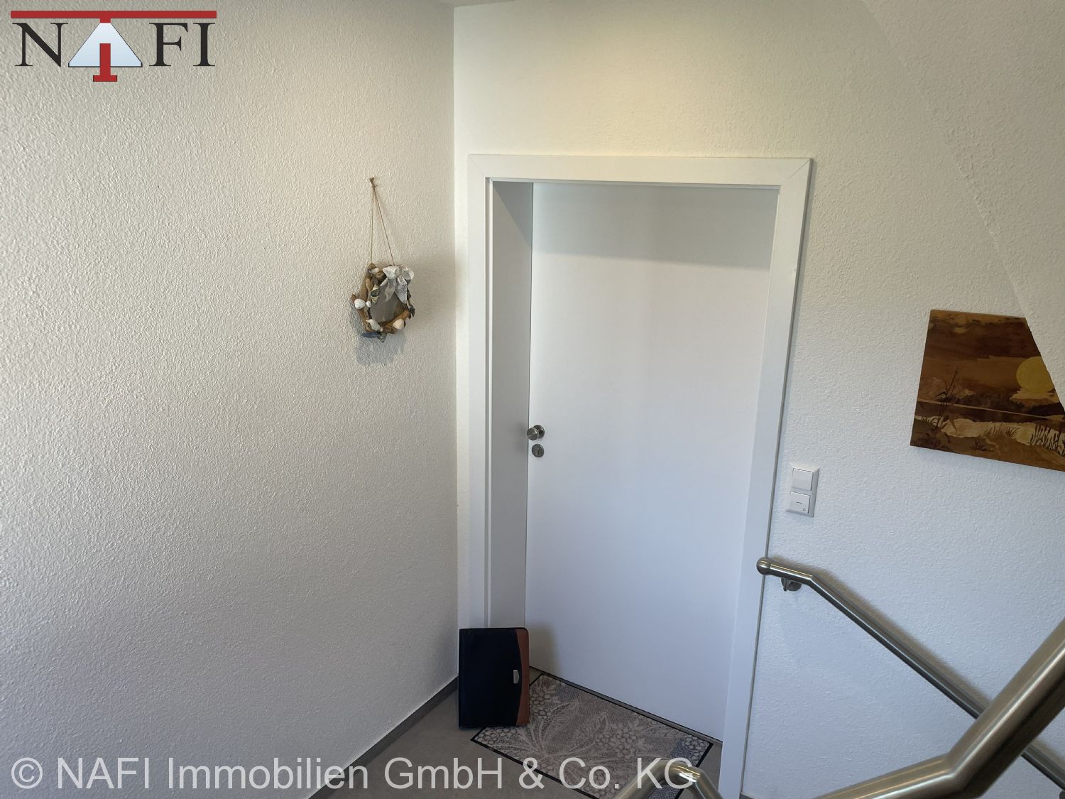 **4-Zimmer-Dachgeschosswohnung im Neubau – Modernes Wohnen in Lorch** - Wohnungseingang (24930)