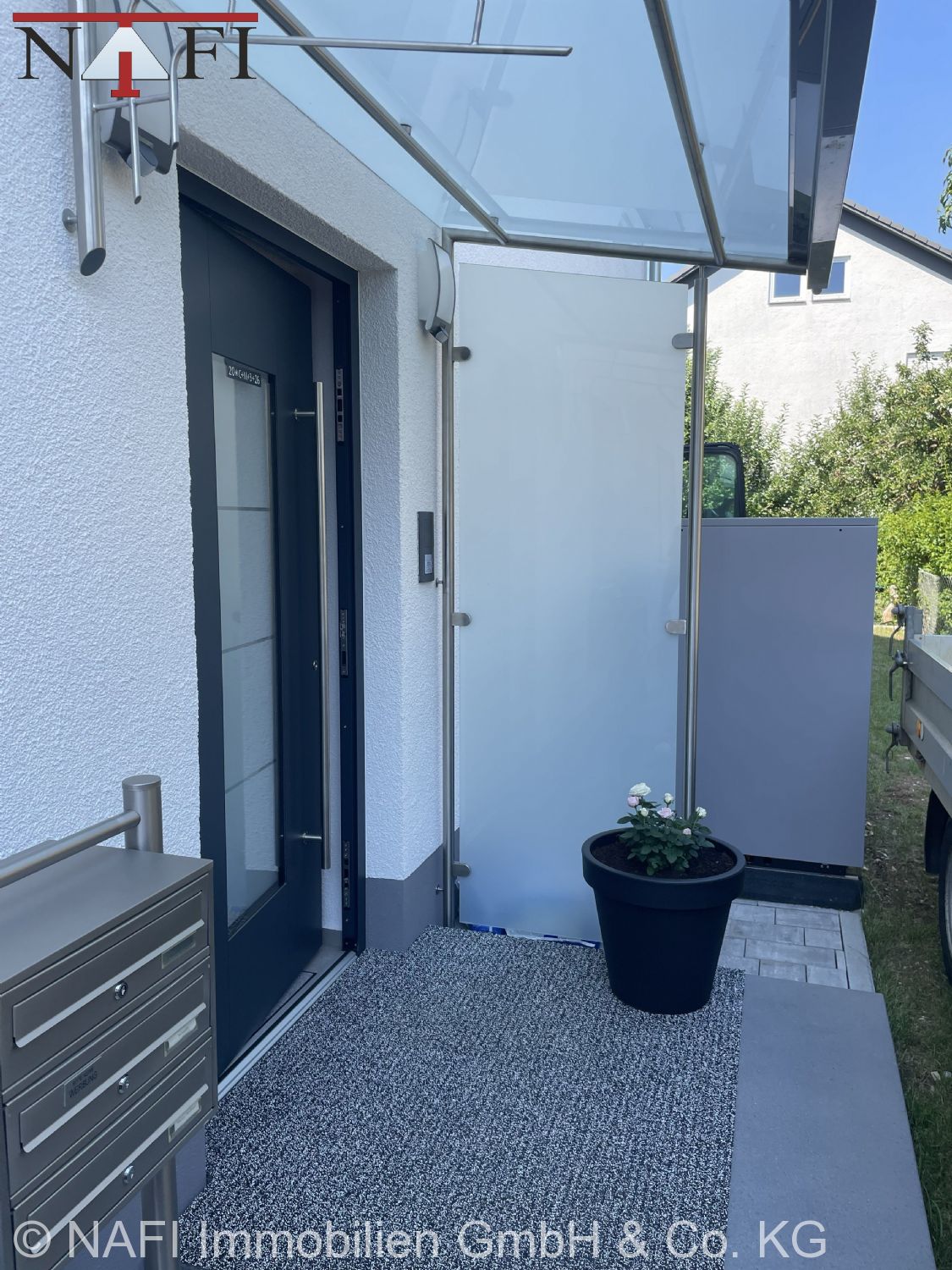 **4-Zimmer-Dachgeschosswohnung im Neubau – Modernes Wohnen in Lorch** - Hauseingang (24929)
