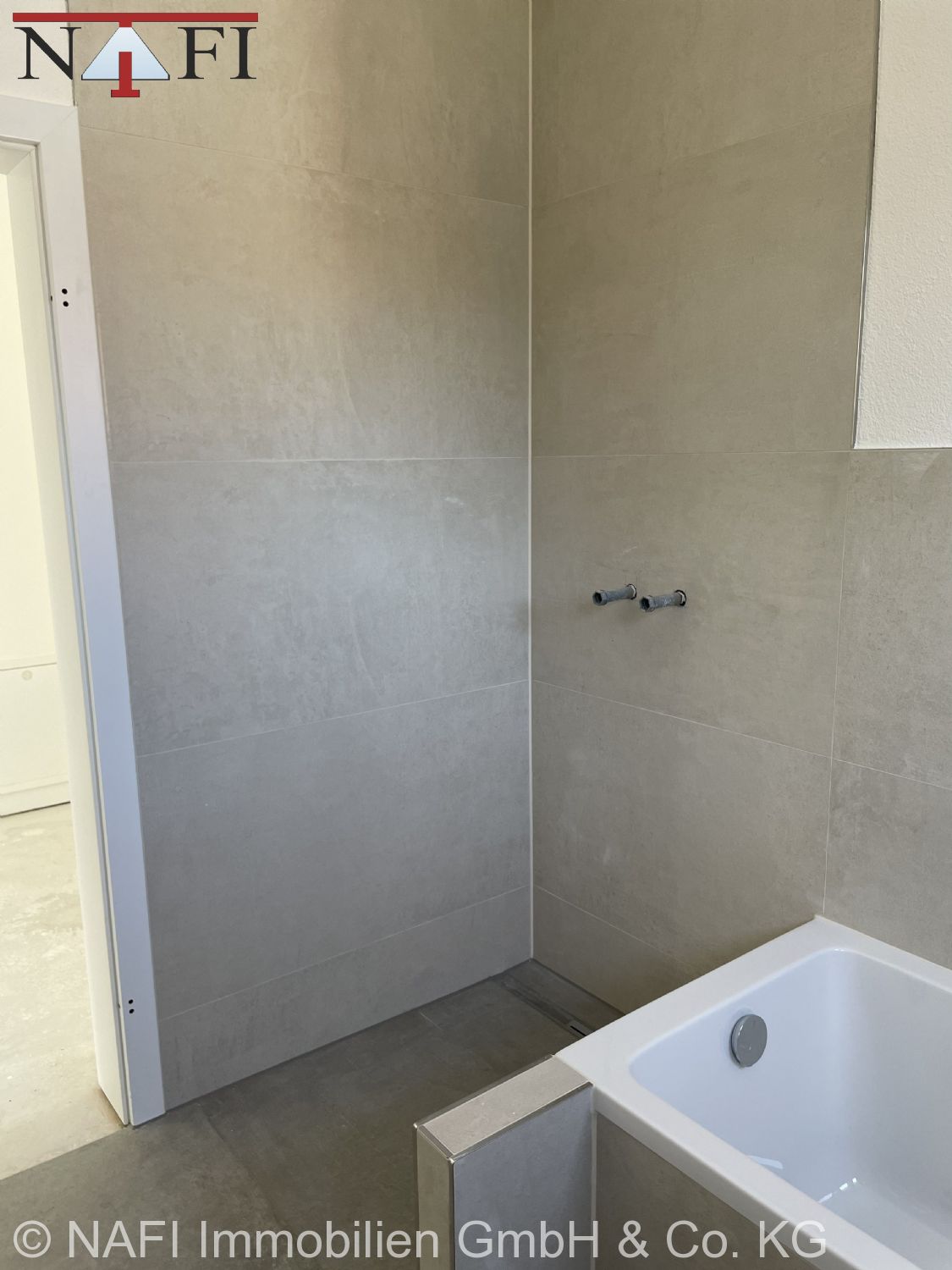**4-Zimmer-Dachgeschosswohnung im Neubau – Modernes Wohnen in Lorch** - Dusche mit Wanne/Dusche/WC (24937)