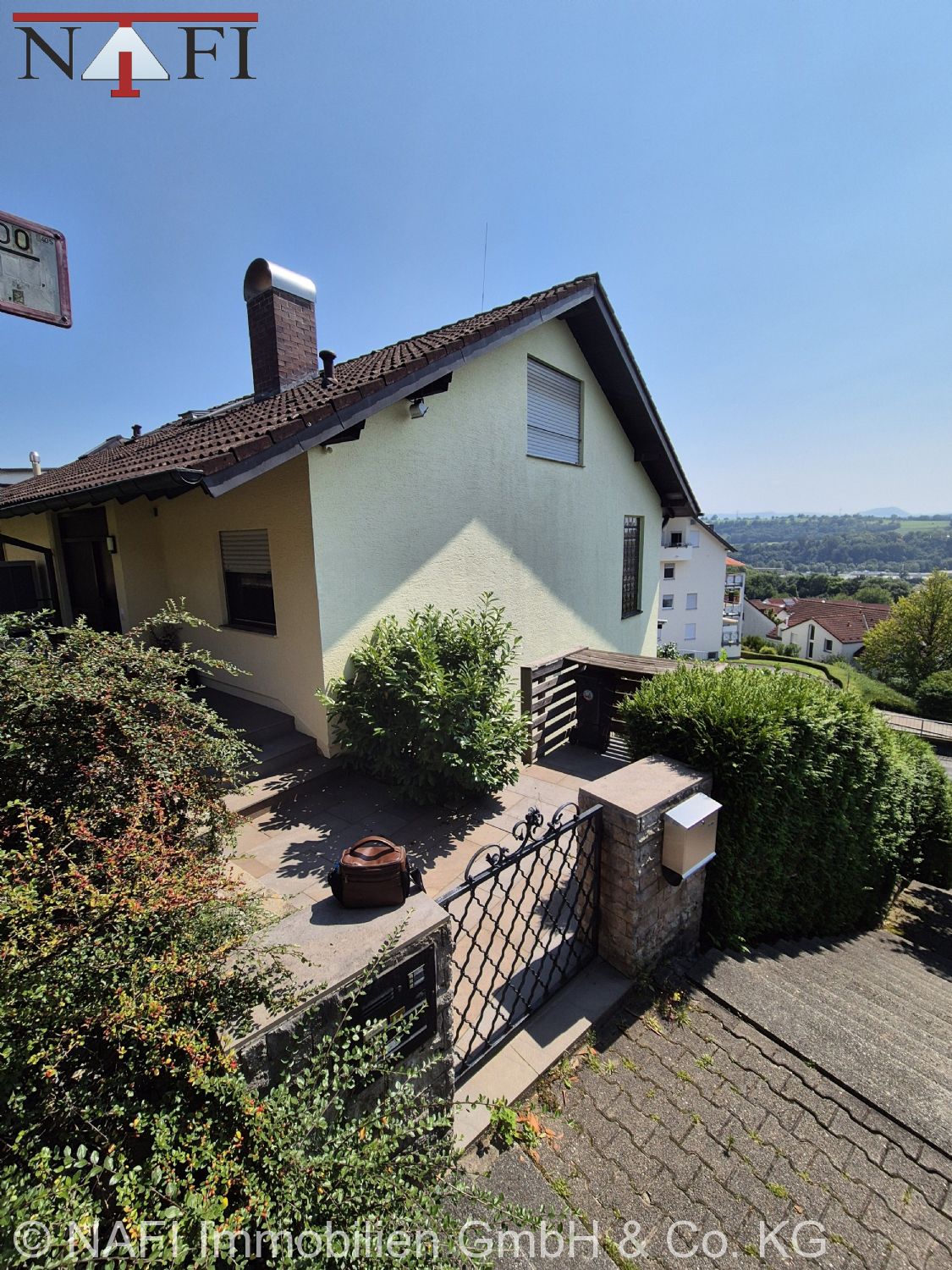 ** Solide Kapitalanlage: Mehrfamilienhaus mit Entwicklungspotenzial ** - Eingang (22110)