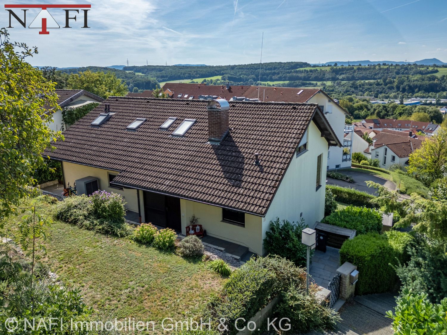 ** Solide Kapitalanlage: Mehrfamilienhaus mit Entwicklungspotenzial ** - Hausansicht (22111)