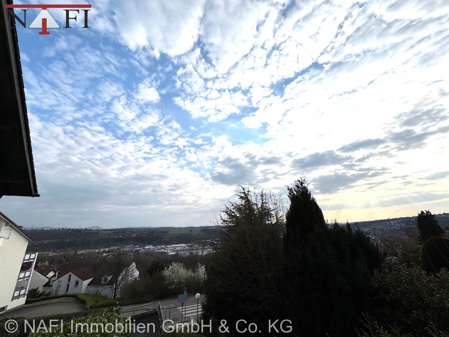 ** Solide Kapitalanlage: Mehrfamilienhaus mit Entwicklungspotenzial ** - Ausblick EG Wohnzimmer (22097)