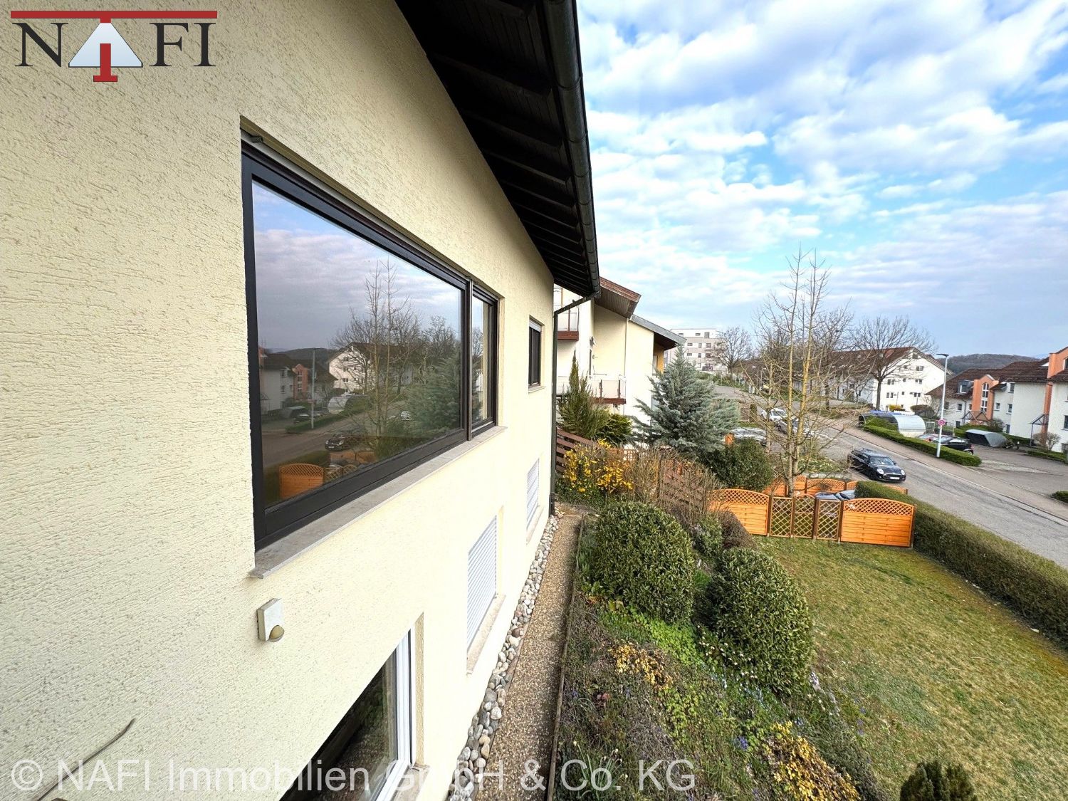 ** Solide Kapitalanlage: Mehrfamilienhaus mit Entwicklungspotenzial ** - Ausblick EG Balkon (22098)