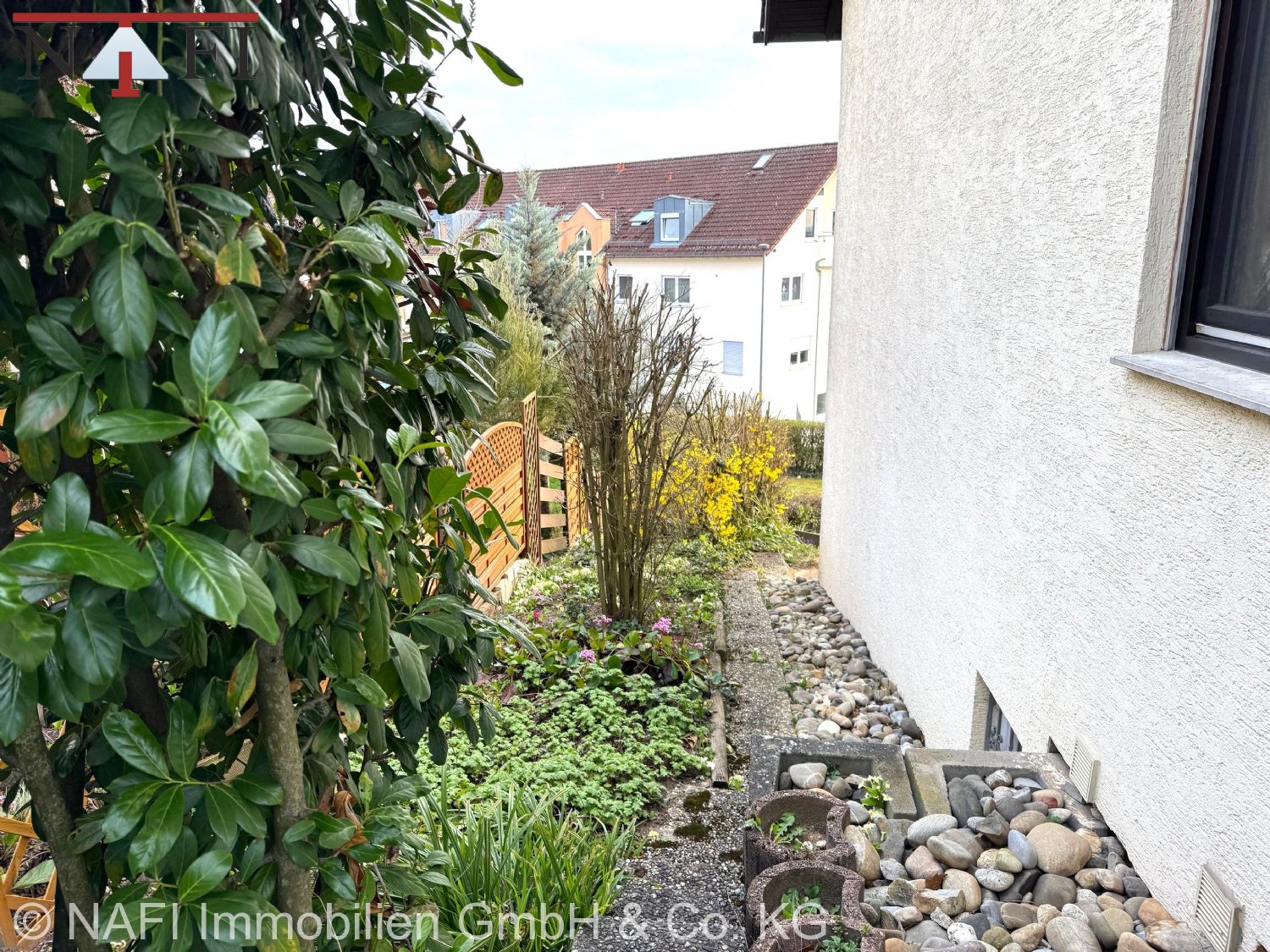 ** Solide Kapitalanlage: Mehrfamilienhaus mit Entwicklungspotenzial ** - Ostseite (22106)