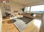 Wohnzimmer - + Wohnen mit Weitblick – Barrierefreie 4,5-Zimmer-Wohnung +