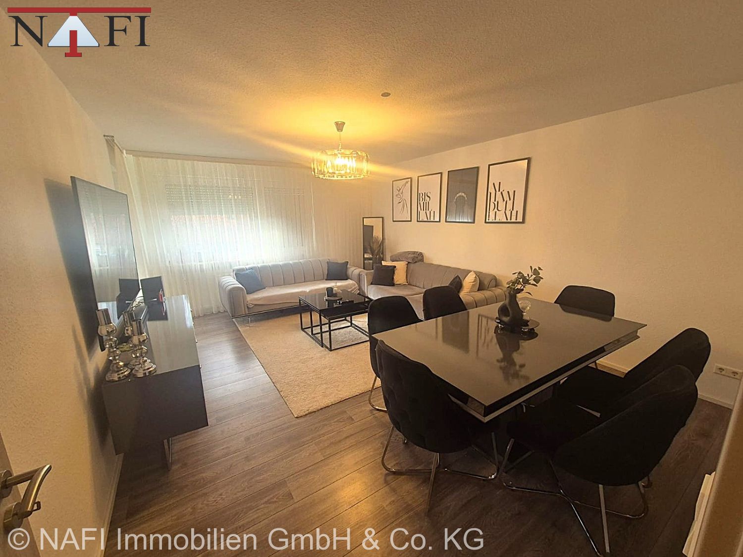 *Kernsanierte 4-Zimmer-Wohnung mit Moderne EBK und TG-Stellplatz* - Wohnzimmer (24170)