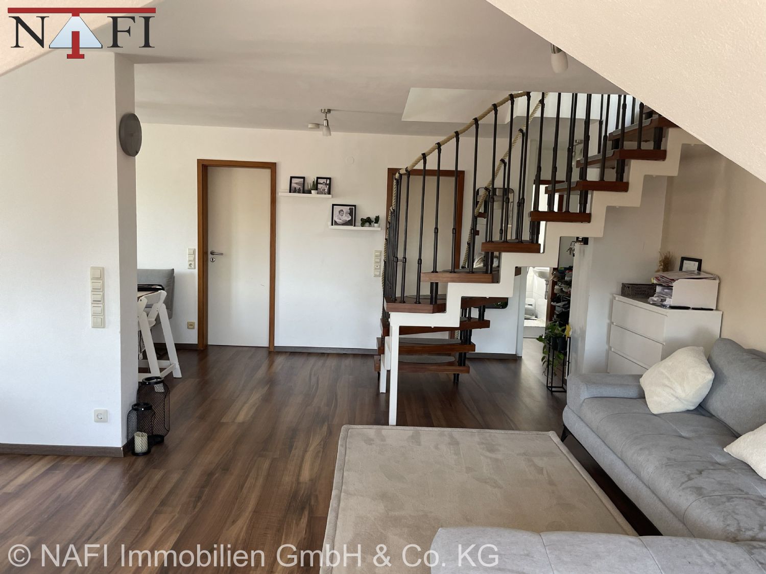 Moderne 4,5-Zimmer-Maisonettewohnung mit Weitblick, zwei Bädern und Tiefgarage - Wohn-Essbereich 1. Ebene (21814)