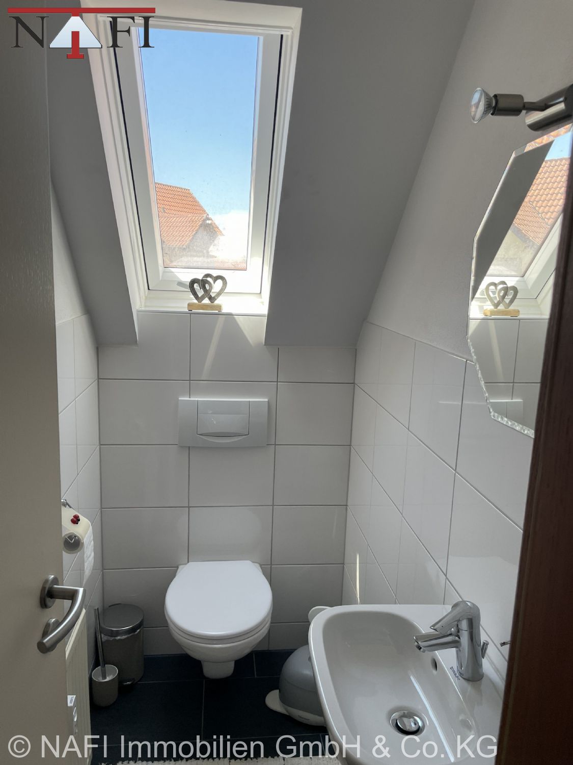 Moderne 4,5-Zimmer-Maisonettewohnung mit Weitblick, zwei Bädern und Tiefgarage - WC 1. Ebene (21820)