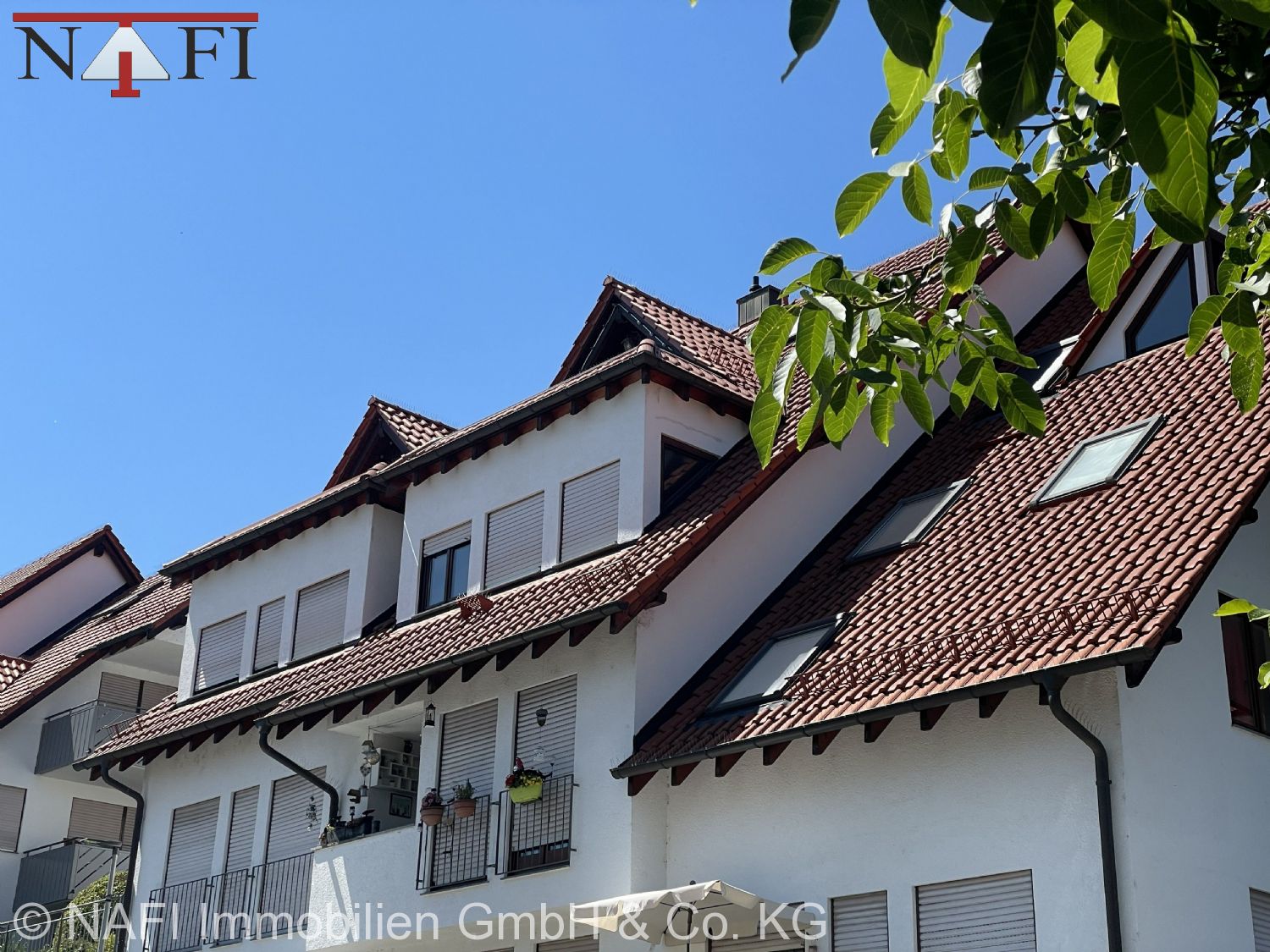 Moderne 4,5-Zimmer-Maisonettewohnung mit Weitblick, zwei Bädern und Tiefgarage - Hausansicht (21813)