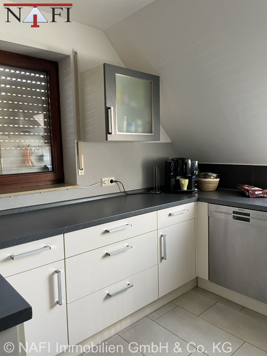 Moderne 4,5-Zimmer-Maisonettewohnung mit Weitblick, zwei Bädern und Tiefgarage - Küche 1. Ebene (21817)