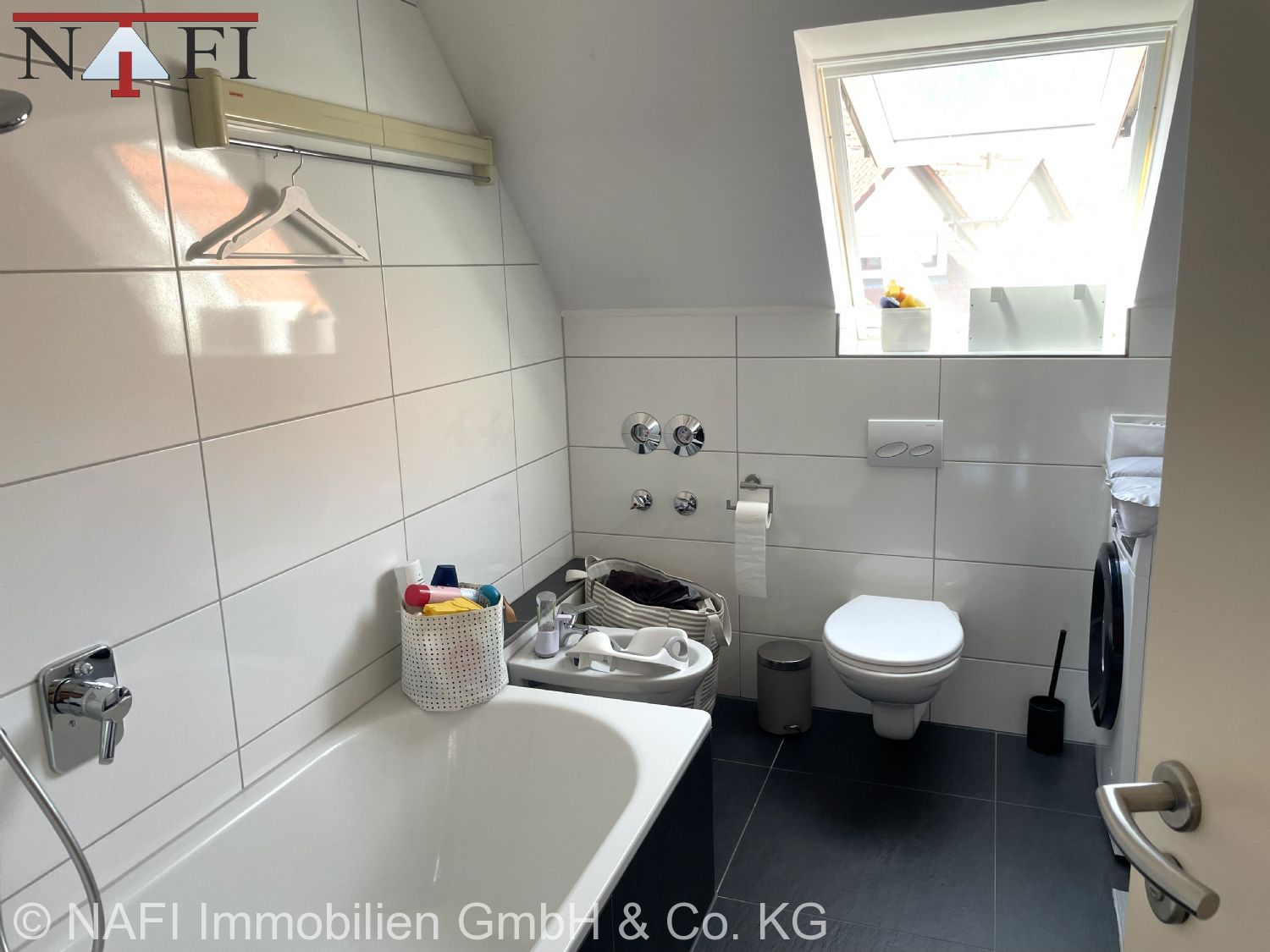 Moderne 4,5-Zimmer-Maisonettewohnung mit Weitblick, zwei Bädern und Tiefgarage - Bad 1. Ebene (21819)