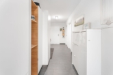 Flur - NEUWERTIG** Barrierefreie 4,5 Zimmer Erdgeschoßwohnung mit 2 Terrassen + GARTEN**