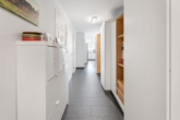Flur - NEUWERTIG** Barrierefreie 4,5 Zimmer Erdgeschoßwohnung mit 2 Terrassen + GARTEN**